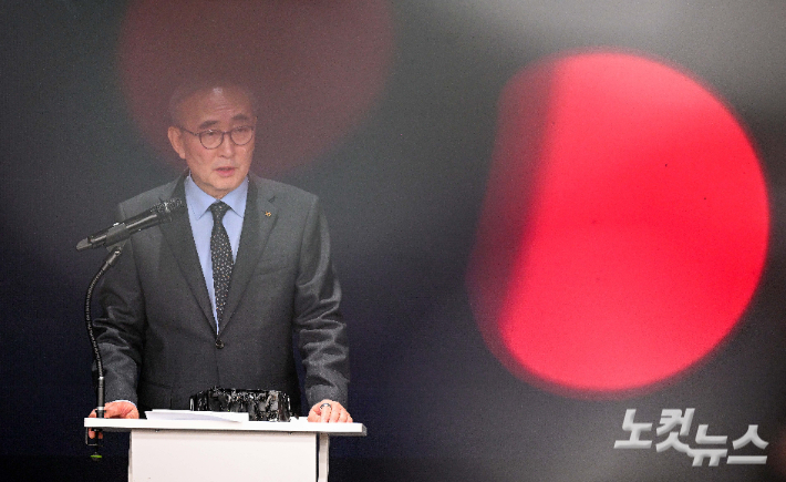 김영섭 KT 대표가 11일 서울 광화문KT지사에서 열린 소액결제 피해 관련 브리핑을 하고 있다. 류영주 기자