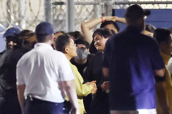 이민단속으로 체포됐던 현대차-LG엔솔 배터리공장 건설 현장 직원들이 11일(현지시간) 미국 조지아주 포크스턴의 이민세관단속국(ICE) 구금시설에서 나오며 조기중 워싱턴 총영사와 손을 잡고 대화하고 있다. 연합뉴스