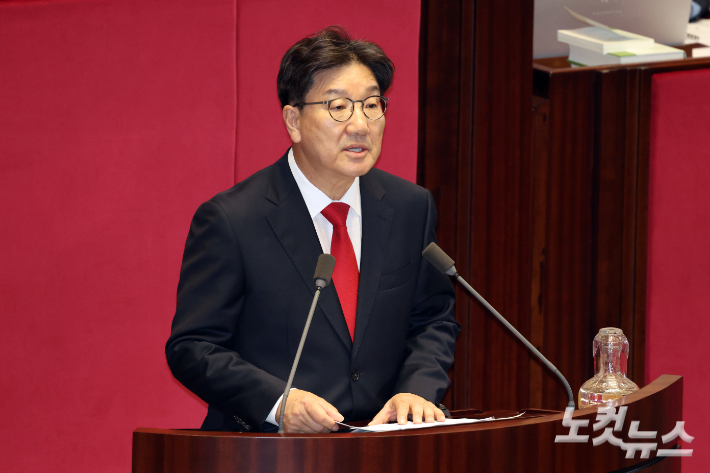 11일 서울 여의도 국회에서 열린 제429회국회(정기회) 제4차 본회의에서 국민의힘 권성동 의원이 자신에 대한 체포동의안 표결에 앞서 신상 발언을 하고 있다. 윤창원 기자