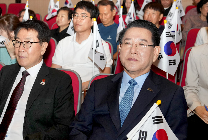 김영록 전라남도지사가 11일 도청 김대중강당에서 광복회원 및 도민들과 광복 80주년을 맞아 독립군 정신과 애국·애족의 가치공유를 통해 도민 화합 및 공직자로서의 사명감과 공동체적 책임 의식을 고취하고자 상영된 다큐멘터리 영화 '독립군: 끝나지 않은 전쟁'을 관람하고 있다. 전라남도 제공