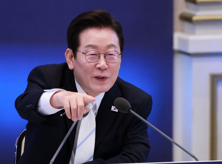 이재명 대통령이 11일 청와대 영빈관에서 열린 취임 100일 기자회견 '회복을 위한 100일, 미래를 위한 성장'에서 발언하고 있다. 연합뉴스