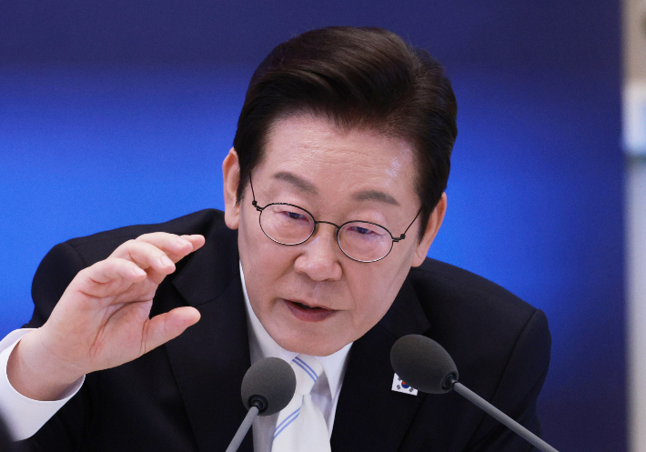 이재명 대통령이 11일 청와대 영빈관에서 열린 취임 100일 기자회견 '회복을 위한 100일, 미래를 위한 성장'에서 발언하고 있다. 연합뉴스