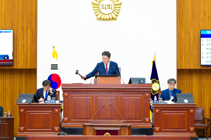 이동협 경주시의회 의장이 제292회 경주시의회 임시회 제2차 본회의를 열고 있다. 경주시의회 제공