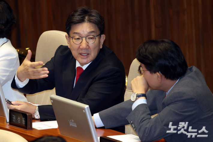 11일 서울 여의도 국회에서 열린 제429회국회(정기회) 제4차 본회의에서 국민의힘 권성동 의원과 윤상현 의원이 대화를 하고 있다. 윤창원 기자