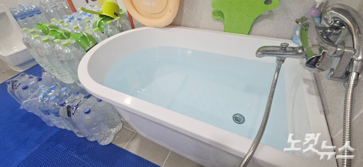 욕조에 가득 담긴 물. 임성민 기자