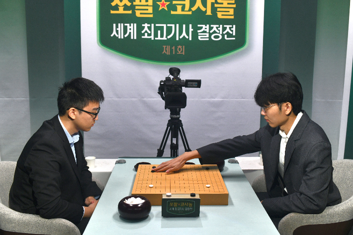 중국 투샤오위 9단 vs 신진서 9단(사진 오른쪽). 한국기원 제공