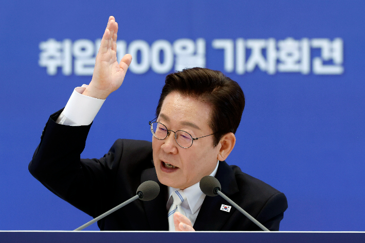 이재명 대통령이 11일 청와대 영빈관에서 열린 취임 100일 기자회견 '회복을 위한 100일, 미래를 위한 성장'에서 취재진 질문에 답하고 있다. 연합뉴스