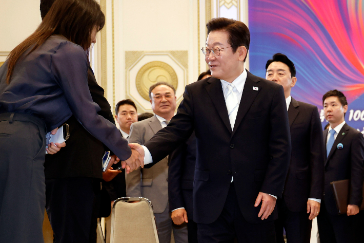 이재명 대통령이 11일 청와대 영빈관에서 취임 100일 기자회견을 마친 뒤 행사장을 나서며 취재진과 인사하고 있다. 연합뉴스
