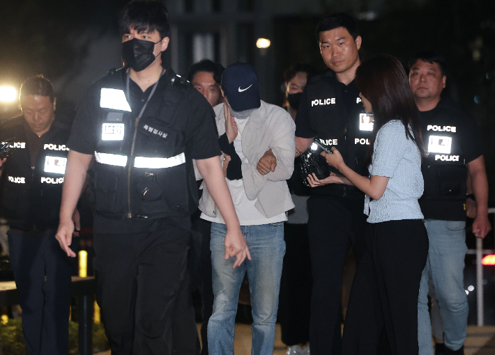 삼부토건 주가조작' 사건으로 수사받다가 도주한 이기훈 삼부토건 부회장(겸 웰바이오텍 회장)이 경찰에 체포돼 11일 서울 종로구에 마련된 김건희특검 사무실로 들어서고 있다. 연합뉴스