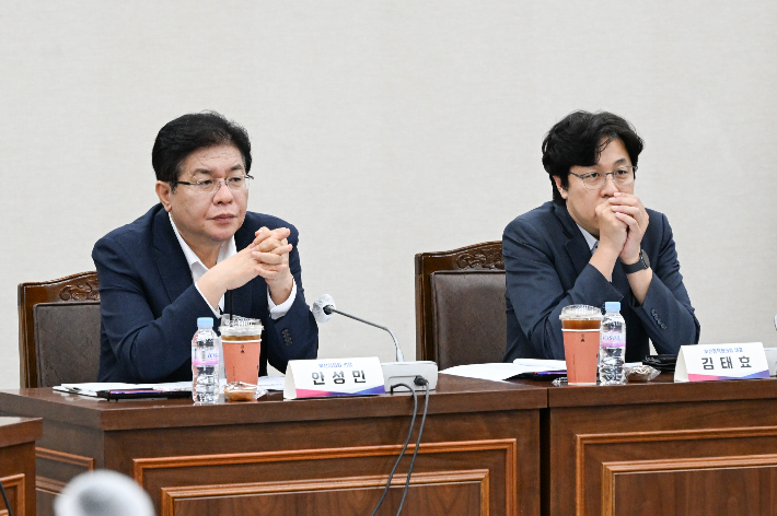 부산시, 부산시의회, 부산시교육청이 협력해 시민 생활과 직결된 현안을 해결하기 위한 공식 논의 자리를 마련했다. 사진은 왼쪽부터 안성민의장과 김태효 시의원. 부산시의회 제공