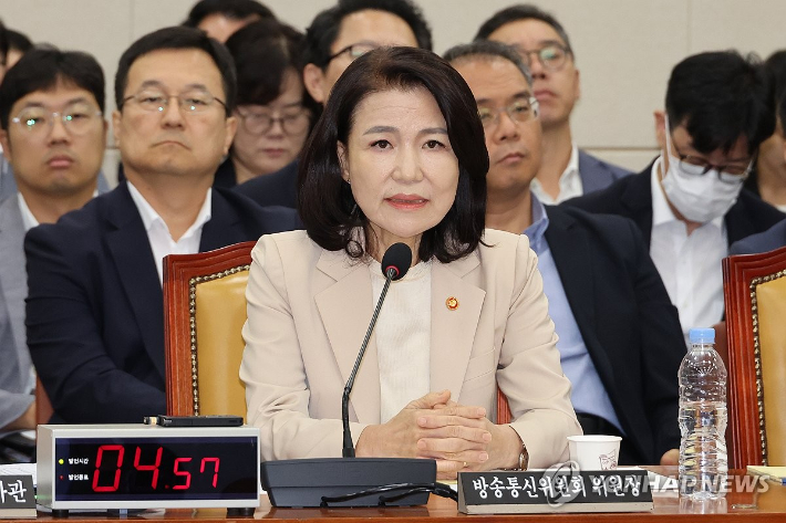 (서울=연합뉴스) 김주성 기자 = 이진숙 방송통신위원장이 2일 국회 과학기술정보방송통신위원회 전체회의에서 위원 질의에 답하고 있다. 2025.9.2 utzza@yna.co.kr 연합뉴스