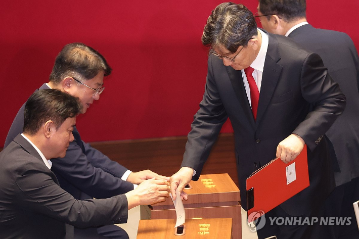 (서울=연합뉴스) 김주성 기자 = 불법 정치자금 수수 혐의를 받는 국민의힘 권성동 의원이 11일 국회 본회의에서 자신의 체포동의안에 대해 투표하고 있다. 불체포특권 포기 의사를 밝힌 바 있는 권 의원이 "가"라고 적은 투표용지를 투표함에 넣고 있다. 2025.9.11 utzza@yna.co.kr 연합뉴스