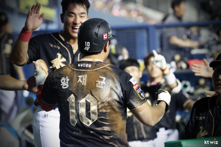 kt 베테랑 내야수 황재균이 11일 LG와 원정에서 천금의 득점에 성공한 뒤 동료들의 축하를 받고 있다. kt 위즈 