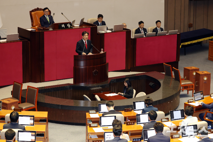 11일 서울 여의도 국회에서 열린 제429회국회(정기회) 제4차 본회의에서 국민의힘 권성동 의원이 자신에 대한 체포동의안 표결에 앞서 신상 발언을 하고 있다. 윤창원 기자