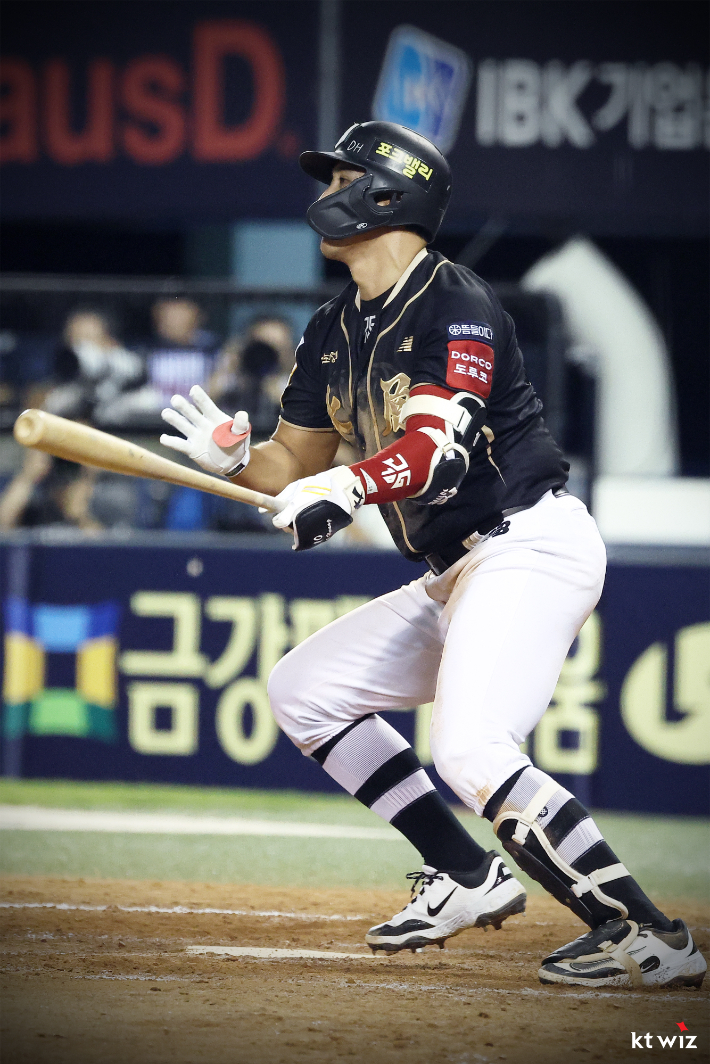 황재균이 11일 LG와 원정에서 안타를 날리고 있다. kt 위즈 