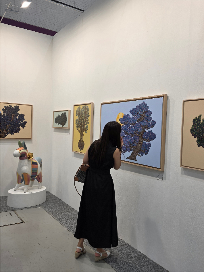 3일 서울 강남구 삼성동 코엑스에서 개막한 '키아프 서울' 토포하우스 부스에서 한 관람객이 작품을 감상하고 있다. 곽인숙 기자