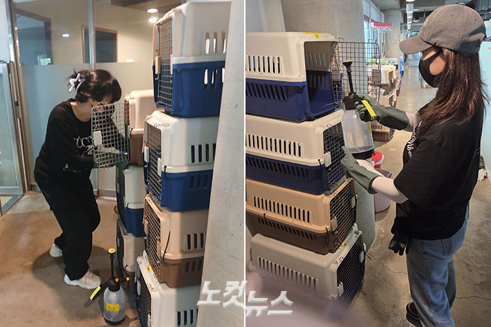 구조견들이 머무는 켄넬에 오물이 묻어있는 경우를 대비해 소독수를 뿌려주고 걸레로 닦아준다. 최영주 기자