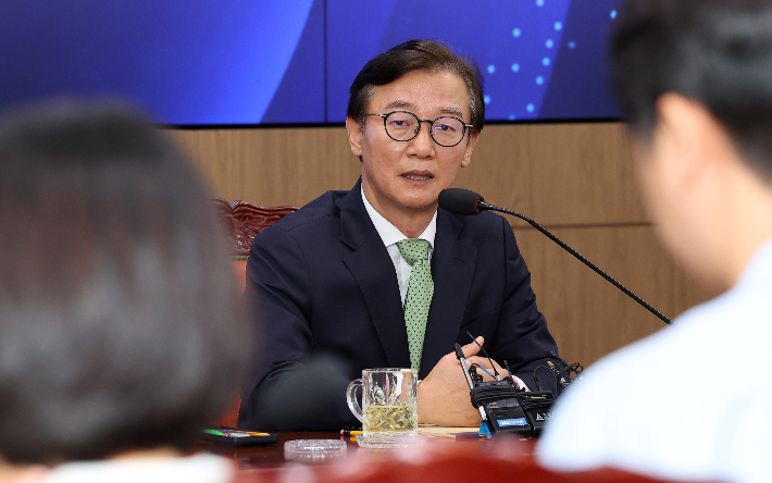 전재수 해양수산부 장관이 11일 정부세종청사 해수부 대회의실에서 열린 기자간담회에서 기자들의 질문에 답하고 있다. 연합뉴스 