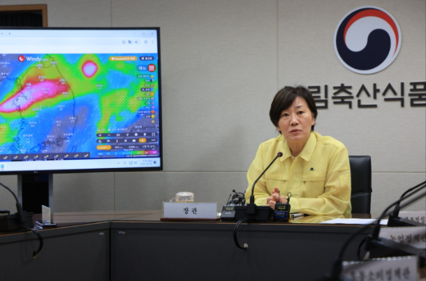 농림축산식품부는 12일 정부세종청사에서 농촌진흥청과 산림청, 농협중앙회 등 농업 관련 유관기관과 호우 대비 추진상황 점검회의를 개최했다. 농림축산식품부 제공