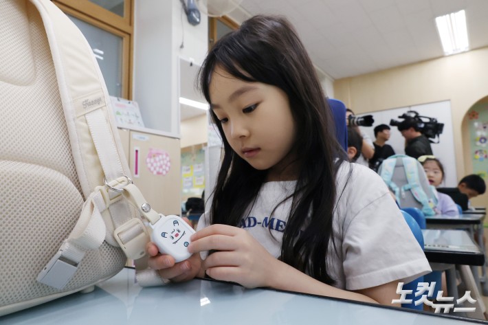 초등학생 납치 미수와 같은 아동 대상 범죄가 연이어 발생해 불안감이 커지고 있는 가운데 12일 오전 서울 광진구 양남초등학교에서 어린이들이 안심벨을 누르는 교육을 받고 있다.