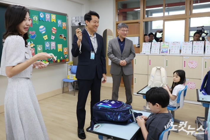 초등학생 납치 미수와 같은 아동 대상 범죄가 연이어 발생해 불안감이 커지고 있는 가운데 오세훈 서울시장이 12일 서울 광진구 양남초등학교를 방문해 학생들에게 초등안심벨 사용법을 설명하고 있다.