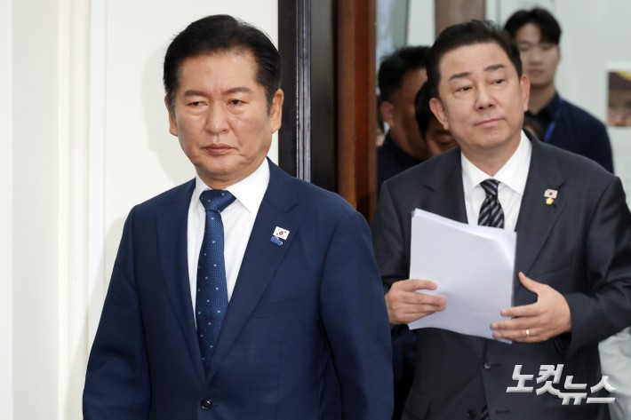 더불어민주당 정청래 대표(왼쪽)와 김병기 원내대표가 12일 서울 여의도 국회에서 열린 최고위원회의에 참석하고 있다.