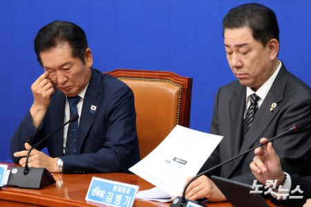 더불어민주당 정청래 대표(왼쪽)와 김병기 원내대표가 12일 서울 여의도 국회에서 열린 최고위원회의에 참석하고 있다.