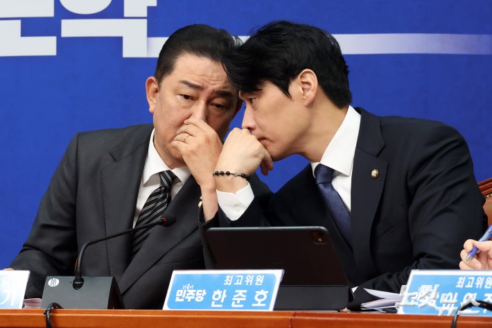 더불어민주당 김병기 원내대표(왼쪽)와 한준호 최고위원이 12일 서울 여의도 국회에서 열린 최고위원회의에서 대화를 하고 있다.