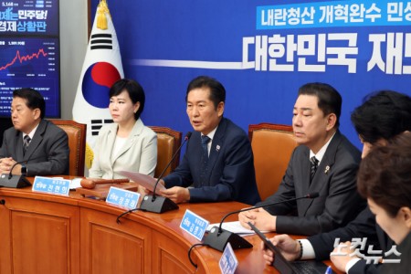 더불어민주당 정청래 대표가 12일 서울 여의도 국회에서 열린 최고위원회의에서 발언을 하고 있다.