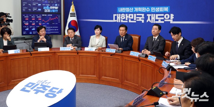 더불어민주당 정청래 대표가 12일 서울 여의도 국회에서 열린 최고위원회의에서 발언을 하고 있다.