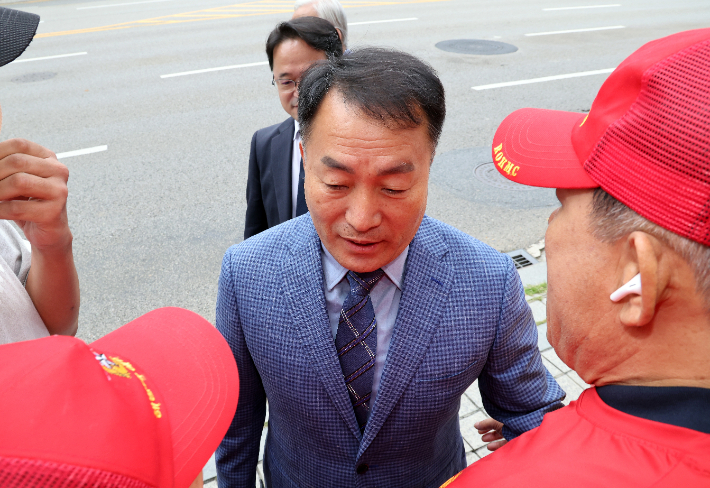 김계환 전 해병대사령관이 12일 피의자 신분으로 조사를 받기 위해 서초구 순직해병특별검사팀으로 출석하다 해병대 예비역 연대 회원들의 항의를 받고 있다. 연합뉴스
