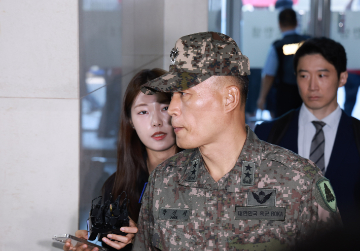 이종섭 전 국방부 장관의 최측근 참모였던 박진희 전 군사보좌관이 11일 조사를 위해 서울 서초구 순직해병특검 사무실에 출석하고 있다. 연합뉴스