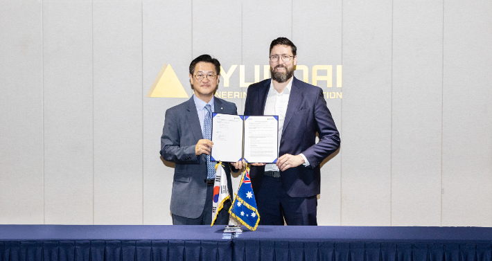 서울 종로구에 위치한 현대건설 계동 본사에서 현대건설 김경수 글로벌사업부장(왼쪽)과 오스넷 조나단 디실바(jonathan D'Sylva) 인프라 개발책임자(오른쪽)가 업무협약을 체결한 후 기념사진을 촬영하고 있다. 현대건설 제공