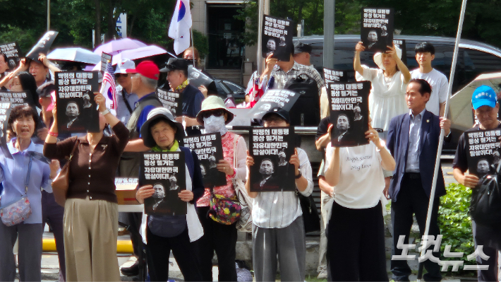 12일 대구시청 동인청사 앞에서 '구국대구투쟁본부'가 박정희 기념사업지원조례 폐지를 반대하는 집회를 벌였다. 정진원 기자