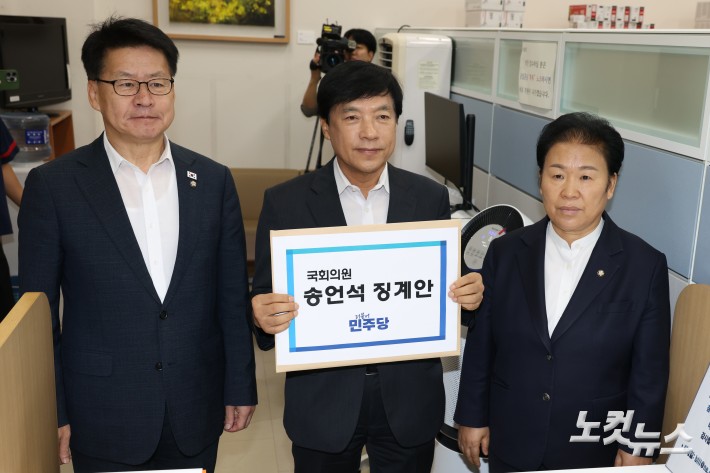 더불어민주당 이성윤 법률위원장(가운데)과 임호선 수석사무부총장, 문정복 조직부총장이 12일 서울 여의도 국회 의안과에 국회의원 송언석 징계안을 제출하고 있다.