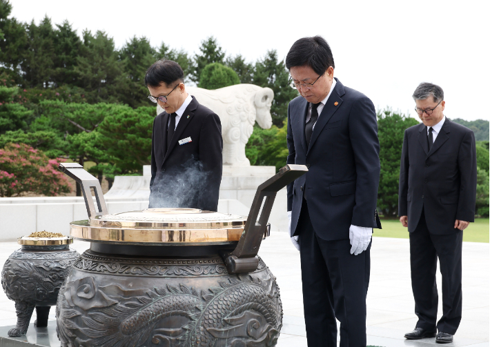 대전국립현충원에서 참배하는 최교진 장관, 교육부 제공