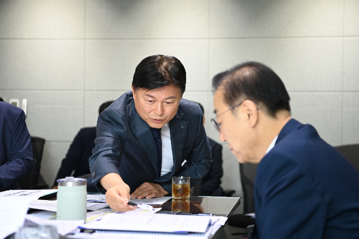 조용익 부천시장이 김윤덕 국토부 장관을 만나 지역 현안을 설명하고 있다. 부천시 제공