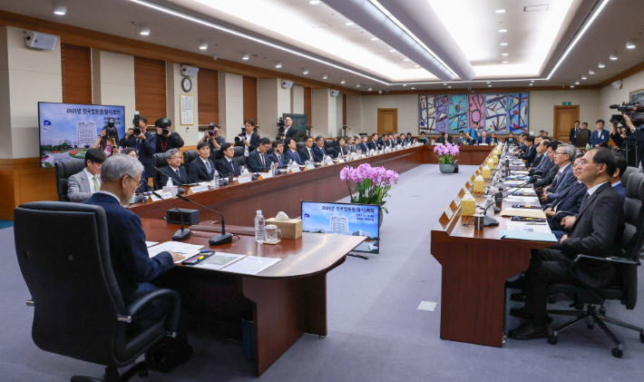 천대엽 법원행정처장이 12일 서울 서초구 대법원에서 열린 전국법원장회의 임시회의를 주재하고 있다. 연합뉴스