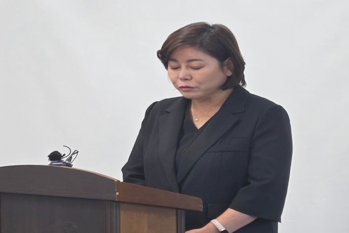 전윤미 전주시의원이 28일 시청에서 기자회견을 열어 자신의 업체 등에 예산 몰아주기 논란과 관련해 사과하고 있다. 최명국 기자