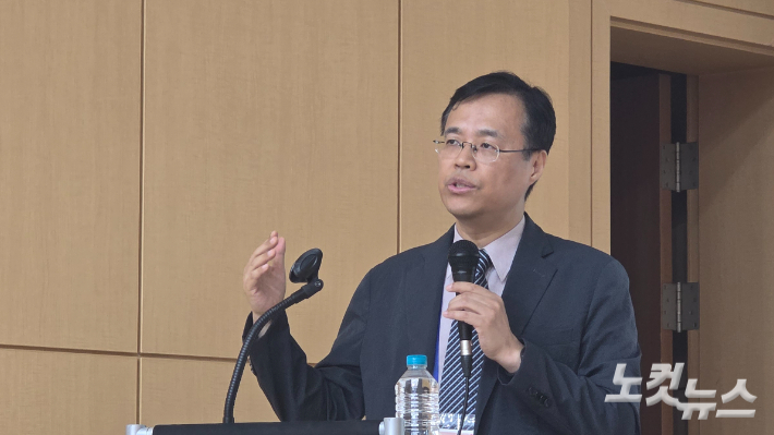 전철 한신대학교 종교와과학센터장이 AI 활용 목회자 컨퍼런스에서 '인공지능(AI) 시대의 신학과 목회'를 주제로 강연하고 있다. 최창민 기자