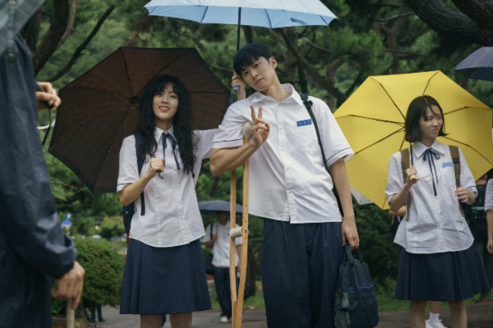 넷플릭스 영화 '고백의 역사'는 1998년 부산을 배경으로, 19살 박세리(신은수)가 학교 최고의 인기남 김현(차우민)에게 고백을 준비하며 평생의 콤플렉스인 곱슬머리를 펴기 위한 작전을 계획하던 중 전학생 한윤석(공명)과 얽히며 벌어지는 이야기를 다룬다. 넷플릭스 제공 