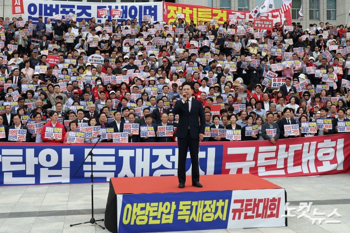 국민의힘 장동혁 대표가 12일 서울 여의도 국회 본청 앞 계단에서 열린 야당탄압 독재정치 규탄대회에서 발언을 하고 있다.