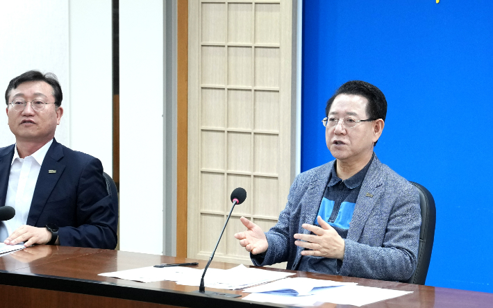 김영록 전라남도지사가 12일 도청에서 도 실·국장들이 참석한 가운데 이재명 대통령 100일 기자회견 후속대책과 관련해 현안회의를 주재하고 있다. 전라남도 제공