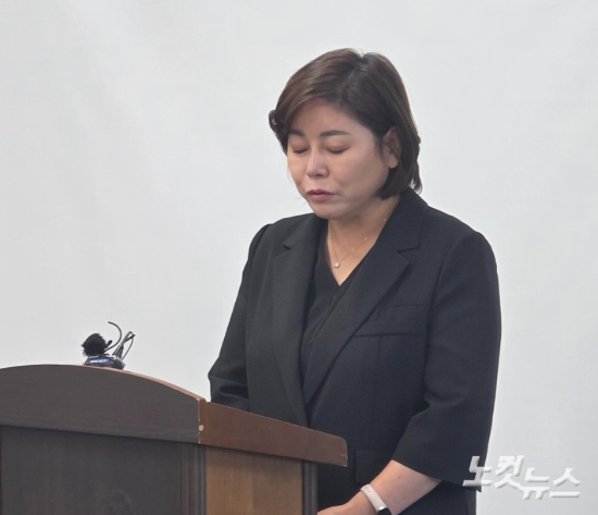 전윤미 전주시의원이 지난달 28일 시청에서 기자회견을 열어 자신의 업체 등에 예산 몰아주기 논란과 관련해 사과하고 있다. 최명국 기자