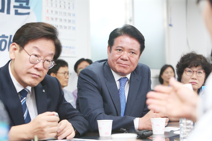 지난 2018년 7월 최대호(가운데) 안양시장과 이재명(왼쪽) 당시 경기도지사가 연현마을 아파트 단지를 방문해 지역주민의 애로사항을 청취하고 있다. 안양시 제공