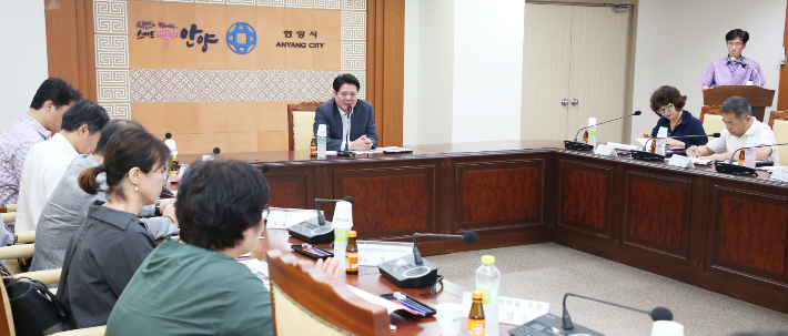 2018년 8월 연현마을 환경피해조사 연구용역 착수보고회에서 최대호 시장이 발언하고 있는 모습. 안양시 제공