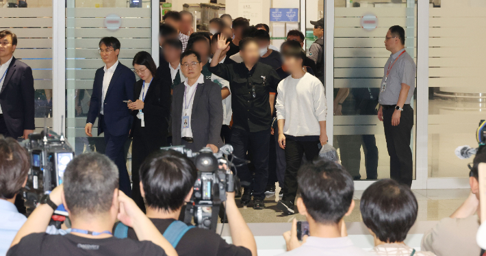 미국 이민당국에 의해 조지아주에 구금됐던 한국인 근로자들이 12일 영종도 인천국제공항 제2여객터미널 입국장을 나서고 있다. 연합뉴스