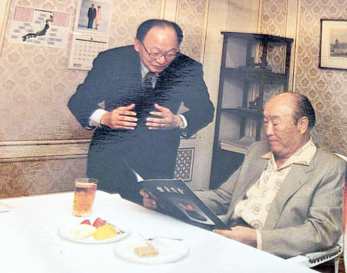 김충식씨 창고 주변에서 발견된 김씨와 통일교 고 문선명 총재 사진. 김씨의 문 총재와 아주 가깝지는 않지만 아는 사이라고 말했다. 열린공감TV 제공