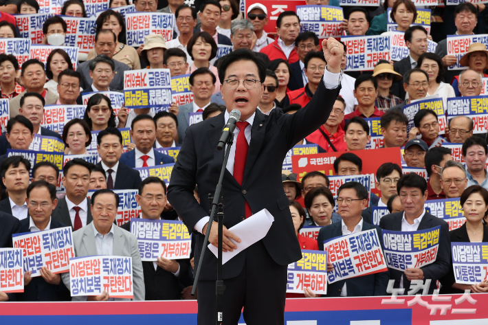 국민의힘 송언석 원내대표가 12일 서울 여의도 국회 본청 앞 계단에서 열린 야당탄압 독재정치 규탄대회에서 발언을 하고 있다. 윤창원 기자