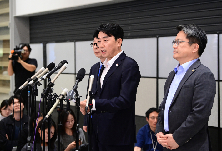 미국 이민당국에 의해 조지아주에 구금됐던 한국인 근로자들이 귀국한 12일 인천국제공항 제2여객터미널 입국장에서 강훈식 대통령 비서실장이 브리핑하고 있다. 연합뉴스